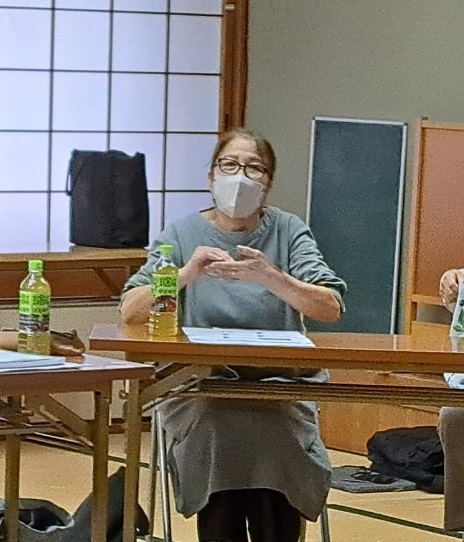 元原告のお話（武村さん）

大阪高裁判決のその日に亡くなった母の遺影を持って法廷に入ったが、判決は何と全面敗訴だった。
母の病気がアスベストが原因だとなかなかわからなかったと語りました。
