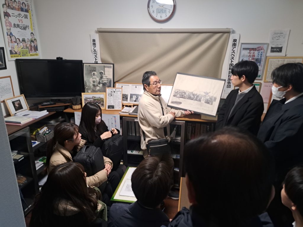 アトリエ泉南石綿の館で説明をする館長の梶本逸雄さん