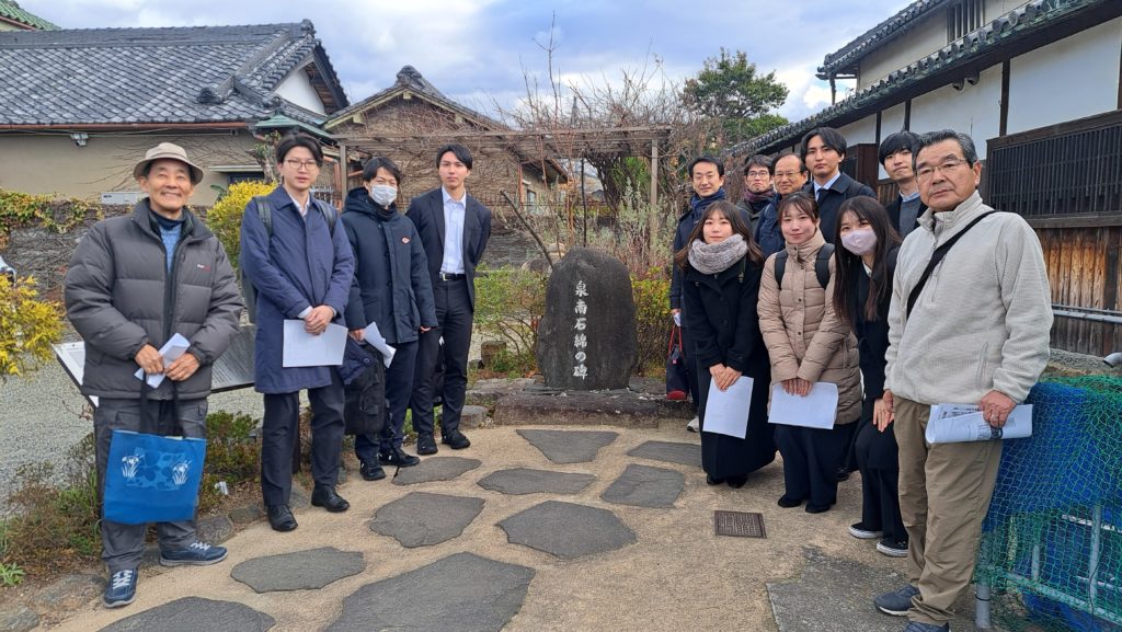 泉南石綿の碑の前で